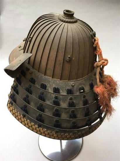 CASQUE en fer à 32 lamelles sujibashi kabuto
Japon,...
