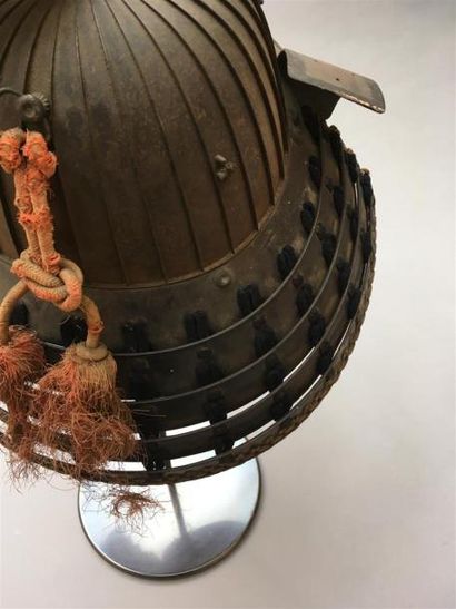 CASQUE en fer à 32 lamelles sujibashi kabuto
Japon,...