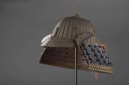 CASQUE en fer à 32 lamelles sujibashi kabuto
Japon,...