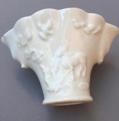 PAIRE DE COUPES libatoires en porcelaine...