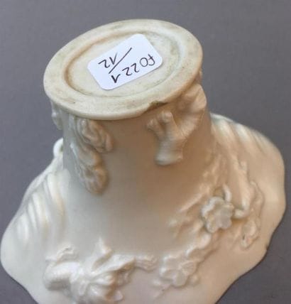 PAIRE DE COUPES libatoires en porcelaine...