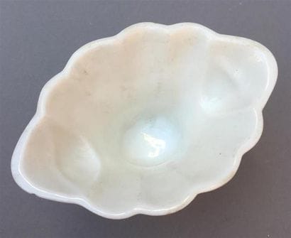 PAIRE DE COUPES libatoires en porcelaine...