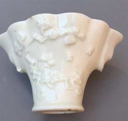 PAIRE DE COUPES libatoires en porcelaine...