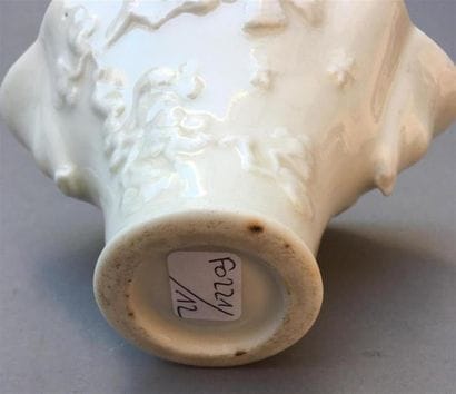 PAIRE DE COUPES libatoires en porcelaine...