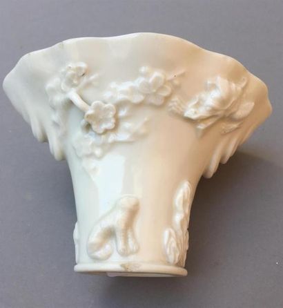 PAIRE DE COUPES libatoires en porcelaine...