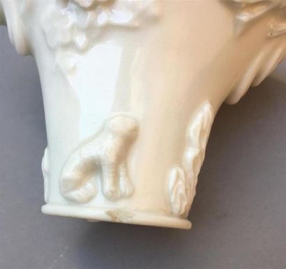 PAIRE DE COUPES libatoires en porcelaine...