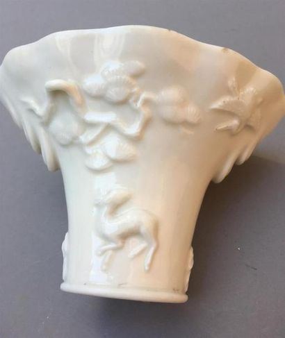 PAIRE DE COUPES libatoires en porcelaine...