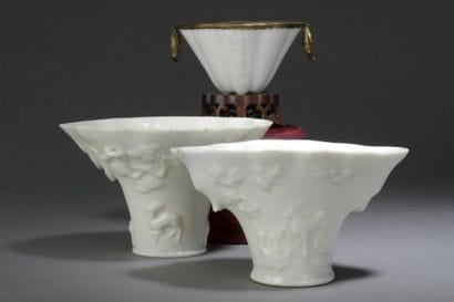 PAIRE DE COUPES libatoires en porcelaine...