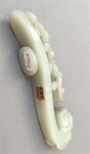 Grande fibule en jade blanc sculpté
Chine,...