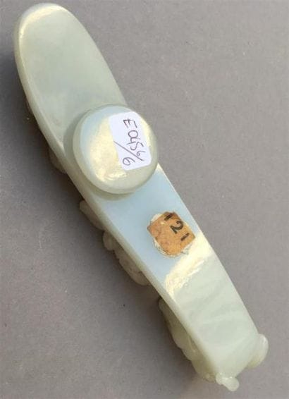 Grande fibule en jade blanc sculpté
Chine,...