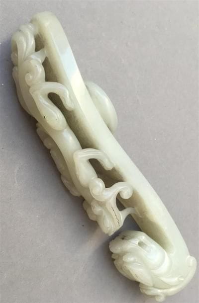 Grande fibule en jade blanc sculpté
Chine,...