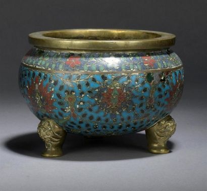 BRÛLE-PARFUM TRIPODE en bronze et émaux cloisonnés...