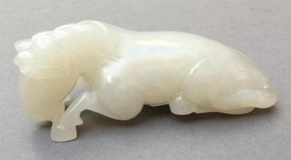 PETIT CHEVAL EN JADE BLANC 
Chine
Le cheval...