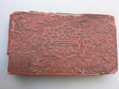 Boîte couverte en laque rouge sculptée
Chine,...