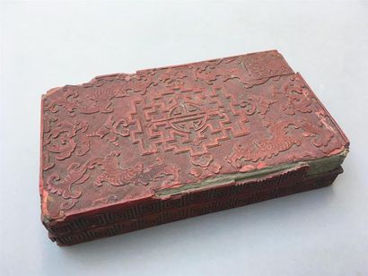 Boîte couverte en laque rouge sculptée
Chine,...