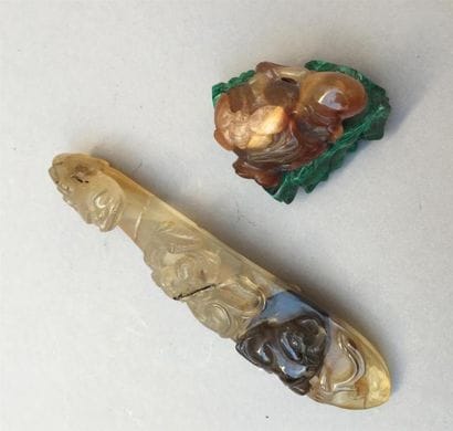 FIBULE EN AGATE ET PENDENTIF EN AGATE et...