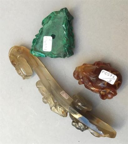 FIBULE EN AGATE ET PENDENTIF EN AGATE et...