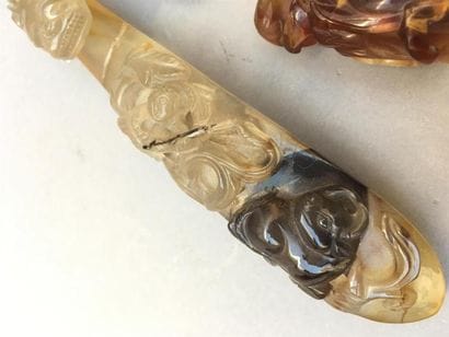 FIBULE EN AGATE ET PENDENTIF EN AGATE et...
