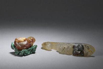 FIBULE EN AGATE ET PENDENTIF EN AGATE et...
