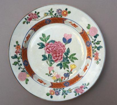 Plat en porcelaine famille rose
Chine, XVIIIe...