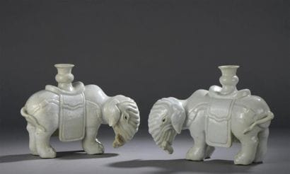 Paire d'éléphants en porcelaine monochrome...
