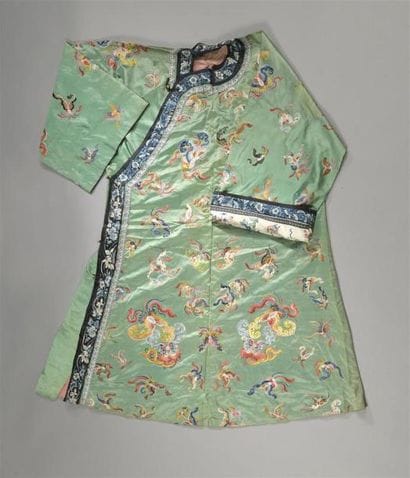 ROBE DE FEMME EN SOIE VERTE 
Chine, XXe siècle...