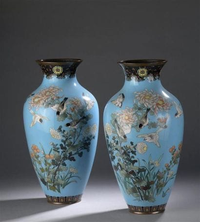 PAIRE DE VASES en cuivre et émaux cloisonnés
Japon,...