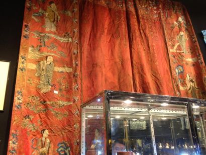 Grande tenture en soie rouge brodée
Chine...