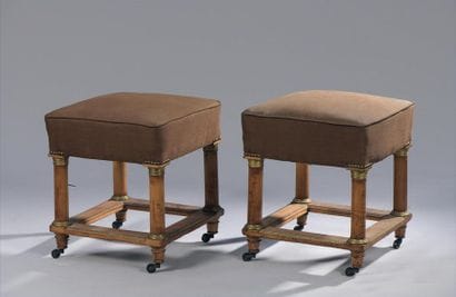 Paire de tabourets en bois mouluré et plaqué,...