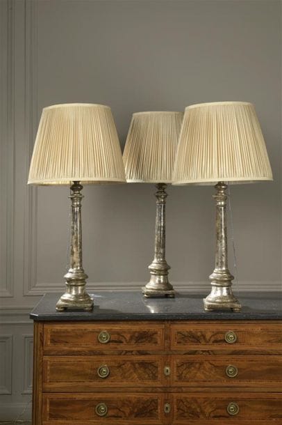 Suite de trois lampes en bois argenté, travail...
