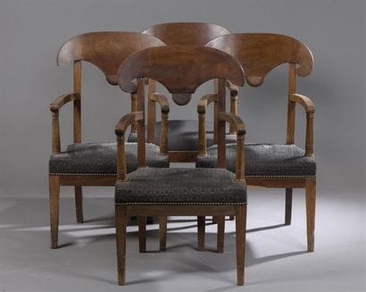 Suite de quatre fauteuils à dossier en forme...