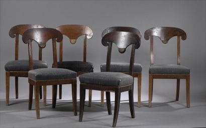 Suite de cinq chaises à dossier orné d'un...