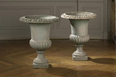 Paire de vases Médicis en fonte, fin du XIXe...