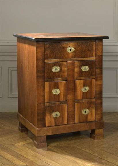 Chiffonnier en placage de noyer, Europe centrale,...