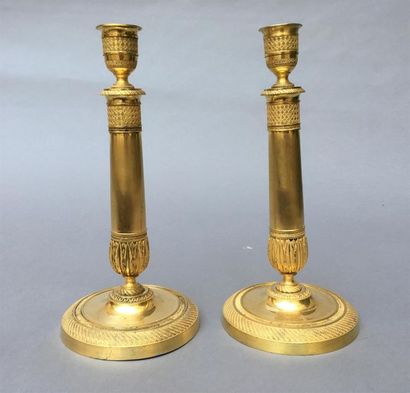 Paire de bougeoirs en bronze ciselé et doré,...