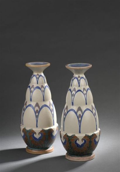 REVERNAY
Paire de vases piriforme en céramique...