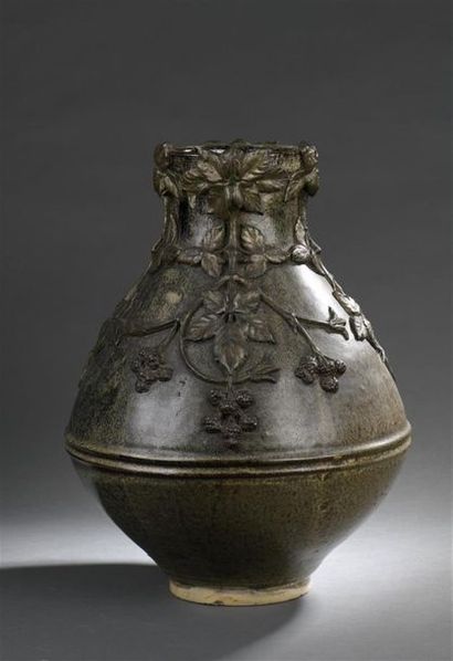 ANONYME
Important vase piriforme à col cylindrique...