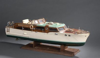 Maquette de vedette en bois peint 
L. 80...