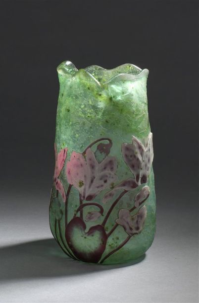 DAUM
Vase ovoïde allongé à pointes étirées...