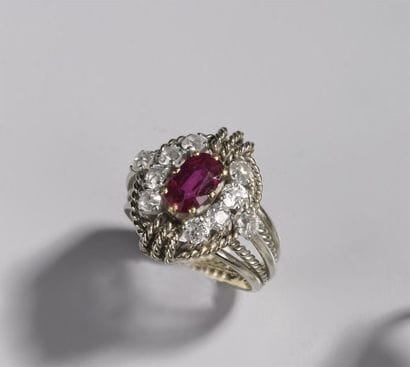Bague en or gris, sertie d'un rubis ovale
entre...