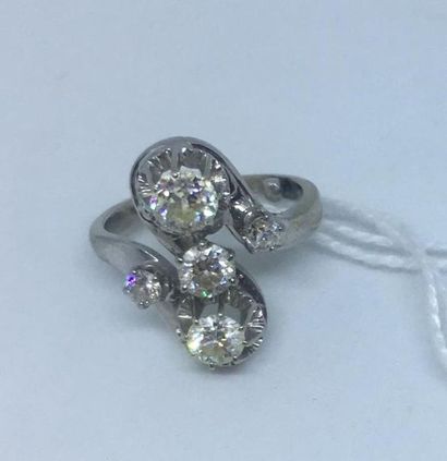Bague en or gris 18 carats 750 millieme formant...