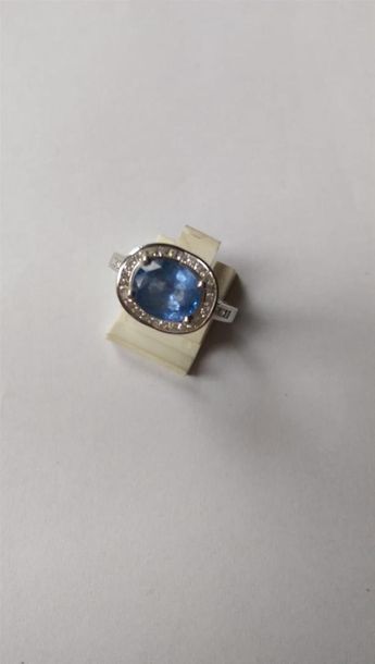 Bague en or blanc (750 millièmes) centrée...