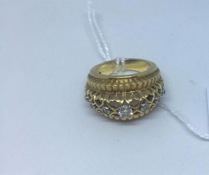 Bague dôme en or ajouré (750 ) ornée d'une...