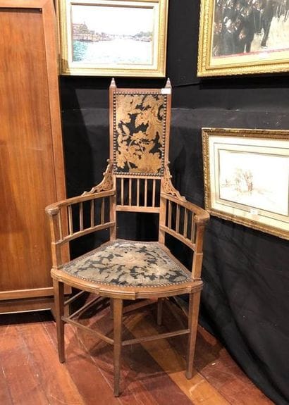 TRAVAIL ETRANGER
Fauteuil en bois naturel...