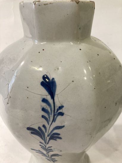 DELFT 
Pair of earthenware vases of baluster...
