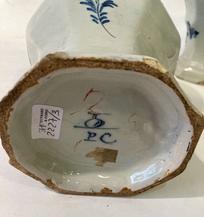 DELFT 
Pair of earthenware vases of baluster...