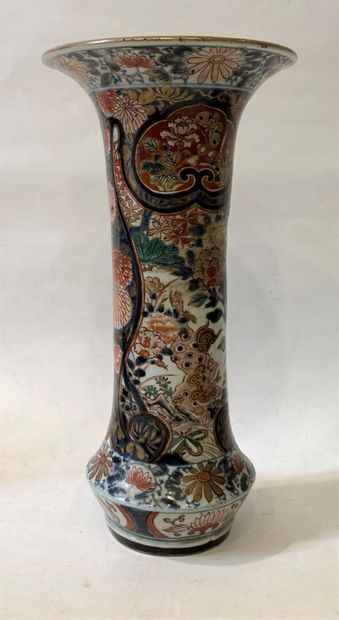 JAPAN
Porcelain cone vase with enamelled...