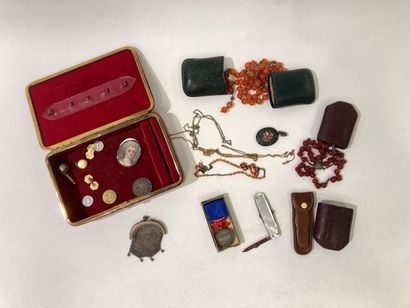Lot comprenant : miniature dos nacre monogrammé,...