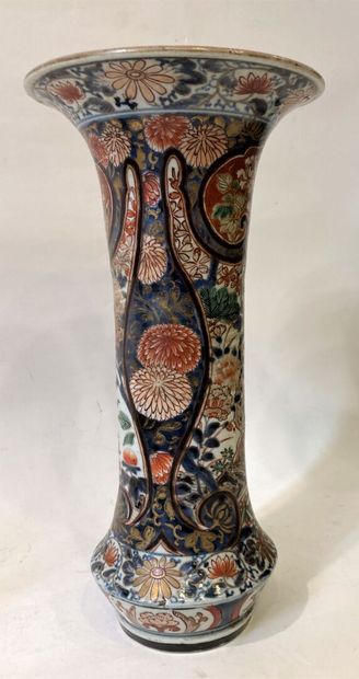 JAPAN
Porcelain cone vase with enamelled...