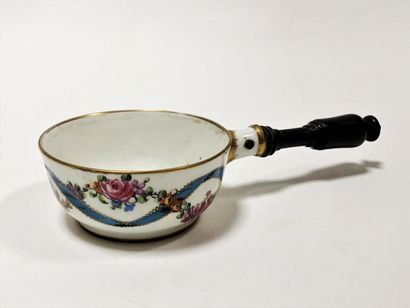 Sèvres

Small porcelain pot with ribbons...